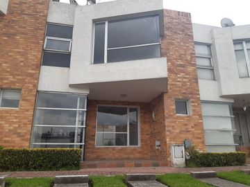 SE VENDE CASA DENTRO DE URBANIZACIÓN, A POCOS METROS DEL CC SAN LUIS