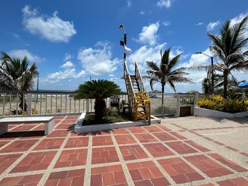VILLAMIL PLAYAS VENDO CASA EN URBANIZACION CON SALIDA AL MAR