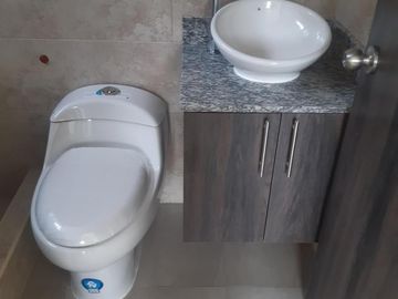 Casa en Venta en via Samborondón en Urb. Al Rio 3 y 4 habitaciones