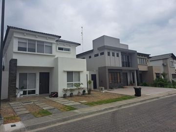 Casa en Venta en via Samborondón en Urb. Al Rio 3 y 4 habitaciones