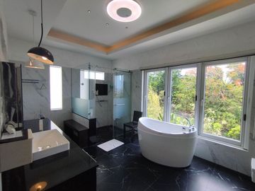 5 BEDROOMS   HOUSE WITH ELEVATOR IN MARIA LUISA ESTATE PARK-PHP150M