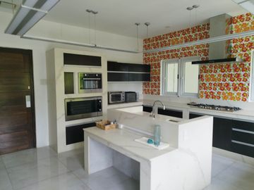 5 BEDROOMS   HOUSE WITH ELEVATOR IN MARIA LUISA ESTATE PARK-PHP150M