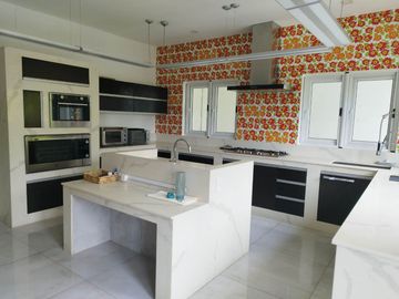 5 BEDROOMS   HOUSE WITH ELEVATOR IN MARIA LUISA ESTATE PARK-PHP150M