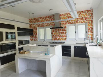 5 BEDROOMS   HOUSE WITH ELEVATOR IN MARIA LUISA ESTATE PARK-PHP150M