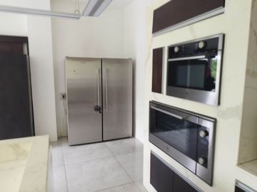5 BEDROOMS   HOUSE WITH ELEVATOR IN MARIA LUISA ESTATE PARK-PHP150M