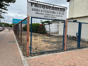 EN VENTA  TERRENO ESQUINERO  PARA USO COMERCIAL EN PORTOVIEJO