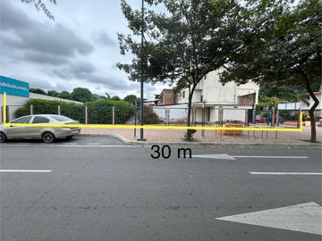 EN VENTA  TERRENO ESQUINERO  PARA USO COMERCIAL EN PORTOVIEJO