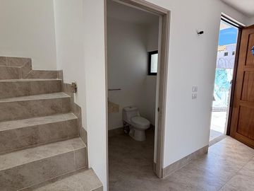 CASA EN RENTA EN LEON GUANAJUATO SOBRE BULEVARD TAJO DE SANTA ANA Y BULEVARD SIGLO XXI, SACROMONTE RESIDENCIAL AL SUR DE LEÓN GUANAJUATO