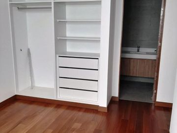 Dpto, duplex, estreno, 395 m2, zona Golf, S. Isidro, 3 dorms, 4 baños, 3 estac + dep.