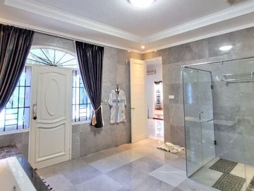 Luxury 2-storey house in Bukit Indah Sukajadi Batam Center for sale