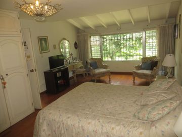 FRENTE A PARQUE (PARAM. 4 PISOS): AT 362 M2, AC 469 M2 5 HABIT, 4.5 $ 720,000