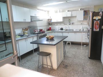 FRENTE A PARQUE (PARAM. 4 PISOS): AT 362 M2, AC 469 M2 5 HABIT, 4.5 $ 720,000