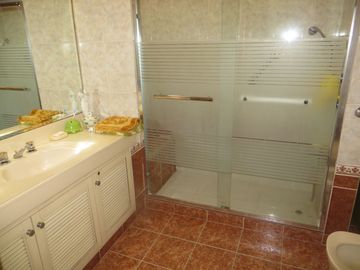 FRENTE A PARQUE (PARAM. 4 PISOS): AT 362 M2, AC 469 M2 5 HABIT, 4.5 $ 720,000