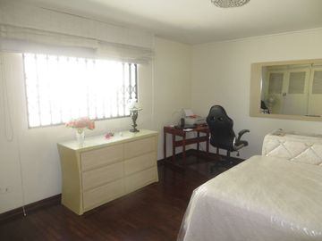 FRENTE A PARQUE (PARAM. 4 PISOS): AT 362 M2, AC 469 M2 5 HABIT, 4.5 $ 720,000