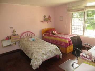 FRENTE A PARQUE (PARAM. 4 PISOS): AT 362 M2, AC 469 M2 5 HABIT, 4.5 $ 720,000