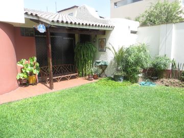 FRENTE A PARQUE (PARAM. 4 PISOS): AT 362 M2, AC 469 M2 5 HABIT, 4.5 $ 720,000