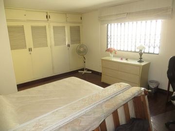 FRENTE A PARQUE (PARAM. 4 PISOS): AT 362 M2, AC 469 M2 5 HABIT, 4.5 $ 720,000
