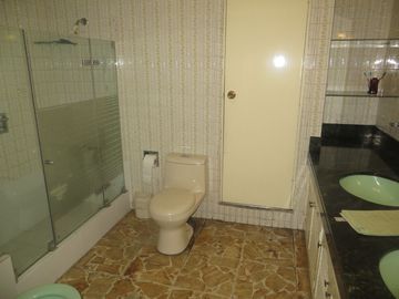 FRENTE A PARQUE (PARAM. 4 PISOS): AT 362 M2, AC 469 M2 5 HABIT, 4.5 $ 720,000