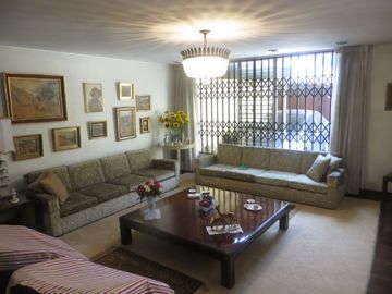 FRENTE A PARQUE (PARAM. 4 PISOS): AT 362 M2, AC 469 M2 5 HABIT, 4.5 $ 720,000