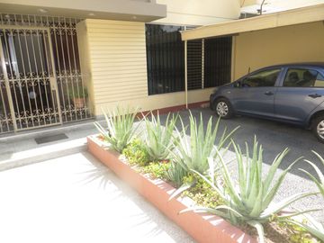 FRENTE A PARQUE (PARAM. 4 PISOS): AT 362 M2, AC 469 M2 5 HABIT, 4.5 $ 720,000
