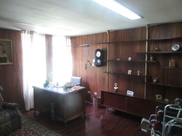FRENTE A PARQUE (PARAM. 4 PISOS): AT 362 M2, AC 469 M2 5 HABIT, 4.5 $ 720,000