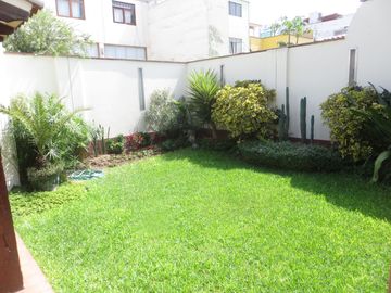 FRENTE A PARQUE (PARAM. 4 PISOS): AT 362 M2, AC 469 M2 5 HABIT, 4.5 $ 720,000