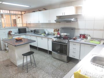 FRENTE A PARQUE (PARAM. 4 PISOS): AT 362 M2, AC 469 M2 5 HABIT, 4.5 $ 720,000