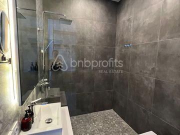 Chic Berawa Haven, Modern 2 Bedroom Townhouse with Investment Potential