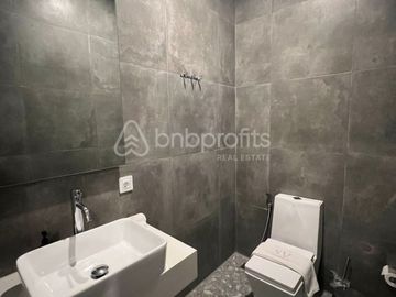 Chic Berawa Haven, Modern 2 Bedroom Townhouse with Investment Potential