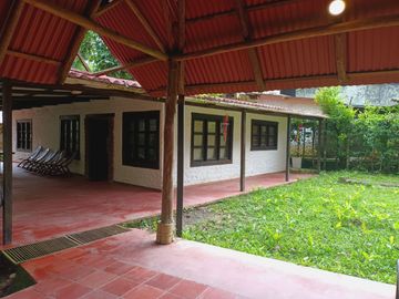 HERMOSA CASA/LOTE EN BARRIO CAMPESTRE EN MINCA.