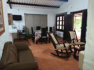 HERMOSA CASA/LOTE EN BARRIO CAMPESTRE EN MINCA.