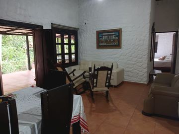 HERMOSA CASA/LOTE EN BARRIO CAMPESTRE EN MINCA.
