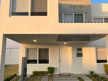CASA EN VENTA EN FRACCIONAMIENTO CON ALBERCA EN LEÓN GTO ZONA NORTE