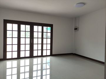 Townhome for sale, 3 floors, 4 bedrooms, 3 bathrooms, area of ​​30 sq.wa, price 2,450,000 baht, Don Kaeo Subdistrict, Mae Rim District, Chiang Mai Pro