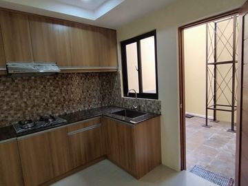 3 Storey Townhouse FOR SALE in Visayas Avenue Quezon City with 4 Bedroom and 2 Car garage (PH2874)