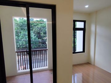 3 Storey Townhouse FOR SALE in Visayas Avenue Quezon City with 4 Bedroom and 2 Car garage (PH2874)