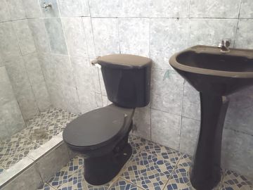 Casa rentera de venta en Sauces 5, 3 departamentos y 1 local.