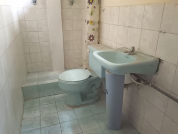 Casa rentera de venta en Sauces 5, 3 departamentos y 1 local.