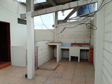 Casa rentera de venta en Sauces 5, 3 departamentos y 1 local.