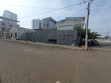 SE VENDE TERRENO ESQUINERO EN BAHIA DE CARAQUEZ