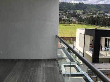 Venta Departamento por Estrenar Sector Cumbayá