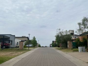 Country La Emilia - Gran Lote en venta, excelente ubicación