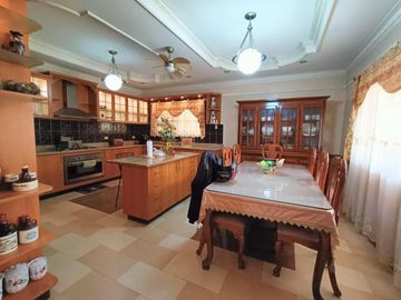 FOR SALE BUNGALOW HOUSE WITH HUGE GARDEN & RESORT TYPE POOL IN ANGELES CITY NEAR CLARK