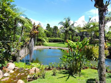 Gorgeous One Level Home with Private Lake in Heart of LLanogrande