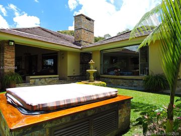 Gorgeous One Level Home with Private Lake in Heart of LLanogrande