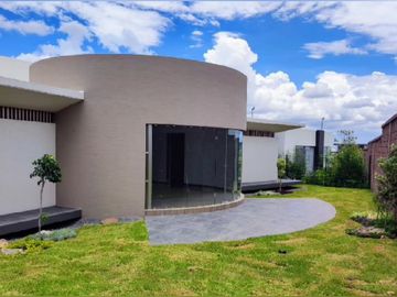 RESIDENCIA EN VENTA CAMPO DE GOLF TRES MARÍAS, ESPECTACULAR DISEÑO MODERNO CON JARDINES INTERIORES
