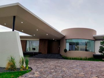 RESIDENCIA EN VENTA CAMPO DE GOLF TRES MARÍAS, ESPECTACULAR DISEÑO MODERNO CON JARDINES INTERIORES
