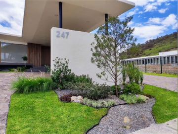 RESIDENCIA EN VENTA CAMPO DE GOLF TRES MARÍAS, ESPECTACULAR DISEÑO MODERNO CON JARDINES INTERIORES