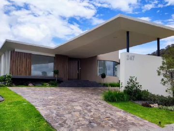 RESIDENCIA EN VENTA CAMPO DE GOLF TRES MARÍAS, ESPECTACULAR DISEÑO MODERNO CON JARDINES INTERIORES