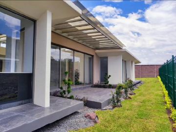 RESIDENCIA EN VENTA CAMPO DE GOLF TRES MARÍAS, ESPECTACULAR DISEÑO MODERNO CON JARDINES INTERIORES